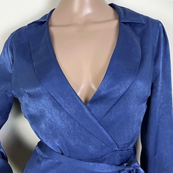 NEW L’ACADEMIE REVOLVE BLUE WRAP TOP - Picture 3 of 8